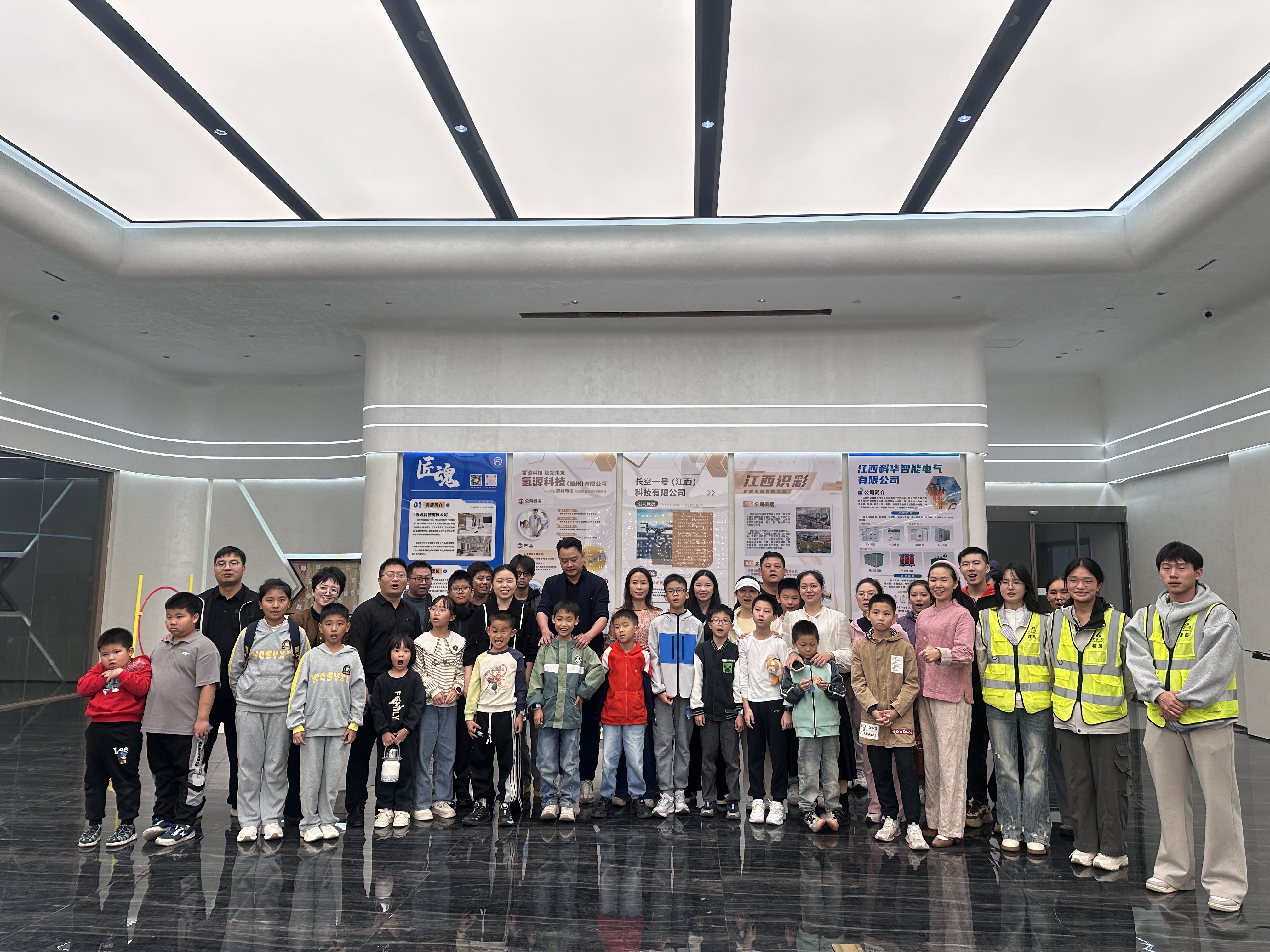 <strong>智育未来，翼起飞翔：亲子无人机科创体验课圆满举办</strong>